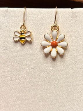 New Daisy & Bee Enamel Drop asymmetrical Earrings hippie flower child